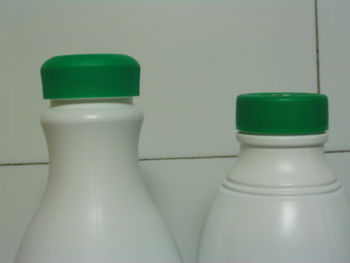 Botellas de leche, nueva a la izquierda